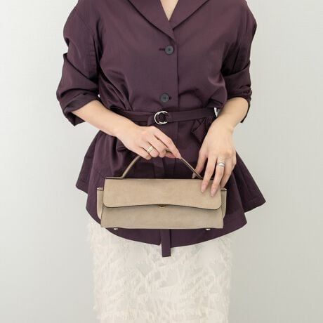 [^:Q56471]2002NC^AAAubcHBɂđnƂꂽuhAXebBfUCAp^[At@ubNAD܂œOꂵMade in italyɂA_ŃX^CbVȃtHɃtF~jȗvfꂽfUC͉B𒆐SɂƂĂlC܂BVvȃfUC̃tbvobO̓ChVGbgIȍN炵[h̃obOłBXgbvtBt@Xi[t|Pbg~1BATTENTIONEVRfނgpĂꍇAL̂ɂ\܂Asǂł͂܂BCɂȂꍇ͕ʂ̗ǂꏊɒuĂƌy邩Ǝv܂̂łBEv̕\ʂ̓LYt₷ׁA舵ɂ͏\ɂӂBJȂǂŔGꂽꍇAFڂ肷ꍇ܂B܂v̕iێ̂߁AȂׂG炳Ȃ悤ӉBEYߒɐ鑽̃LYVꍇ܂B܂fނ̓A኱̐FCꂪꍇ܂Apɂ͖育܂BEBě̓ɂFČꍇ܂ B܂Aql̂gPCj^[X}[gtHʂȂǂ̊ɂFۂ̏iƈČꍇ܂BETCYZ(\L)͂܂ŖڈƂȂ܂B:26-28cm:11cm}`:9cm荂:6cmV_[Xgbv̒:95-123cmd:450g