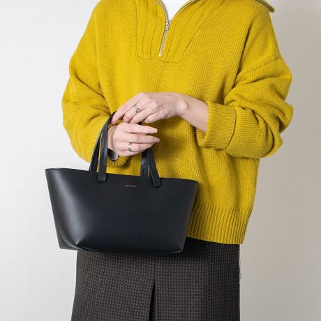 [^:Q56473]2002NC^AAAubcHBɂđnƂꂽuhAXebBfUCAp^[At@ubNAD܂œOꂵMade in italyɂA_ŃX^CbVȃtHɃtF~jȗvfꂽfUC͉B𒆐SɂƂĂlC܂Bx[VbNȃfUC̃U[nhobO̓ghɍEꂸg܂BXgbvtBATTENTIONEVRfނgpĂꍇAL̂ɂ\܂Asǂł͂܂BCɂȂꍇ͕ʂ̗ǂꏊɒuĂƌy邩Ǝv܂̂łBEv̕\ʂ̓LYt₷ׁA舵ɂ͏\ɂӂBJȂǂŔGꂽꍇAFڂ肷ꍇ܂B܂v̕iێ̂߁AȂׂG炳Ȃ悤ӉBEYߒɐ鑽̃LYVꍇ܂B܂fނ̓A኱̐FCꂪꍇ܂Apɂ͖育܂BEBě̓ɂFČꍇ܂ B܂Aql̂gPCj^[X}[gtHʂȂǂ̊ɂFۂ̏iƈČꍇ܂BETCYZ(\L)͂܂ŖڈƂȂ܂B:23-35cm:16cm}`:11cm荂:13.5cmV_[Xgbv̒:98-126cmd:400g