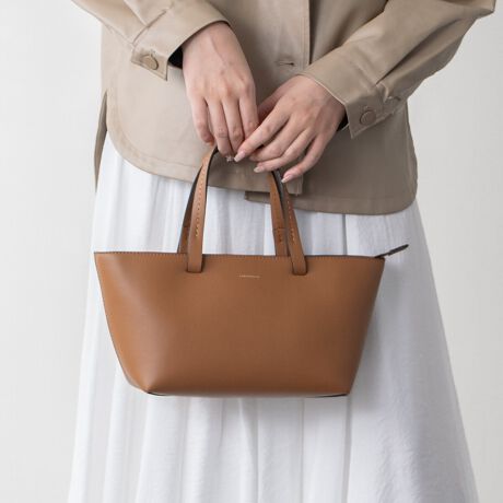 [^:Q56473]2002NC^AAAubcHBɂđnƂꂽuhAXebBfUCAp^[At@ubNAD܂œOꂵMade in italyɂA_ŃX^CbVȃtHɃtF~jȗvfꂽfUC͉B𒆐SɂƂĂlC܂Bx[VbNȃfUC̃U[nhobO̓ghɍEꂸg܂BXgbvtBATTENTIONEVRfނgpĂꍇAL̂ɂ\܂Asǂł͂܂BCɂȂꍇ͕ʂ̗ǂꏊɒuĂƌy邩Ǝv܂̂łBEv̕\ʂ̓LYt₷ׁA舵ɂ͏\ɂӂBJȂǂŔGꂽꍇAFڂ肷ꍇ܂B܂v̕iێ̂߁AȂׂG炳Ȃ悤ӉBEYߒɐ鑽̃LYVꍇ܂B܂fނ̓A኱̐FCꂪꍇ܂Apɂ͖育܂BEBě̓ɂFČꍇ܂ B܂Aql̂gPCj^[X}[gtHʂȂǂ̊ɂFۂ̏iƈČꍇ܂BETCYZ(\L)͂܂ŖڈƂȂ܂B:23-35cm:16cm}`:11cm荂:13.5cmV_[Xgbv̒:98-126cmd:400g