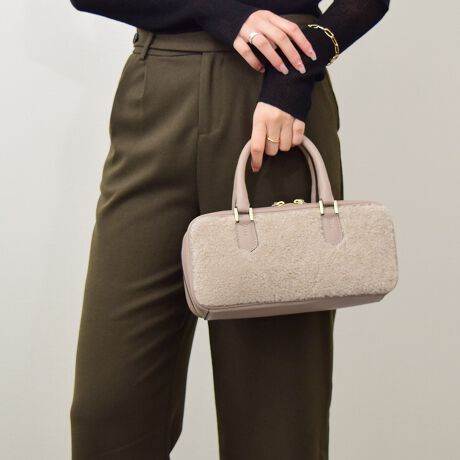 [^:Q56475]2002NC^AAAubcHBɂđnƂꂽuhAXebBfUCAp^[At@ubNAD܂œOꂵMade in italyɂA_ŃX^CbVȃtHɃtF~jȗvfꂽfUC͉B𒆐SɂƂĂlC܂B[gƃU[̃Rrg㎿ŃtF~jȈۂ̃nhobOłBXgbvtBt@Xi[t|Pbg~1BATTENTIONEVRfނgpĂꍇAL̂ɂ\܂Asǂł͂܂BCɂȂꍇ͕ʂ̗ǂꏊɒuĂƌy邩Ǝv܂̂łBEv̕\ʂ̓LYt₷ׁA舵ɂ͏\ɂӂBJȂǂŔGꂽꍇAFڂ肷ꍇ܂B܂v̕iێ̂߁AȂׂG炳Ȃ悤ӉBEYߒɐ鑽̃LYVꍇ܂B܂fނ̓A኱̐FCꂪꍇ܂Apɂ͖育܂BEBě̓ɂFČꍇ܂ B܂Aql̂gPCj^[X}[gtHʂȂǂ̊ɂFۂ̏iƈČꍇ܂BETCYZ(\L)͂܂ŖڈƂȂ܂B:28cm:13cm}`:9cm荂:11cmV_[Xgbv̒:95-123cmd:480g