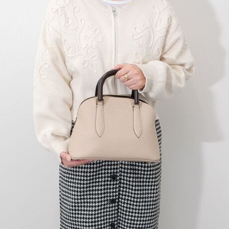 [^:Q56479]2002NC^AAAubcHBɂđnƂꂽuhAXebBfUCAp^[At@ubNAD܂œOꂵMade in italyɂA_ŃX^CbVȃtHɃtF~jȗvfꂽfUC͉B𒆐SɂƂĂlC܂BÔȂx[VbNȃfUCŁAg܂BXgbvtBATTENTIONEVRfނgpĂꍇAL̂ɂ\܂Asǂł͂܂BCɂȂꍇ͕ʂ̗ǂꏊɒuĂƌy邩Ǝv܂̂łBEv̕\ʂ̓LYt₷ׁA舵ɂ͏\ɂӂBJȂǂŔGꂽꍇAFڂ肷ꍇ܂B܂v̕iێ̂߁AȂׂG炳Ȃ悤ӉBEYߒɐ鑽̃LYVꍇ܂B܂fނ̓A኱̐FCꂪꍇ܂Apɂ͖育܂BEBě̓ɂFČꍇ܂ B܂Aql̂gPCj^[X}[gtHʂȂǂ̊ɂFۂ̏iƈČꍇ܂BETCYZ(\L)͂܂ŖڈƂȂ܂B:26-27.5cm:20cm}`:10.5cm荂:6cmV_[Xgbv̒:97-125cmd:670g