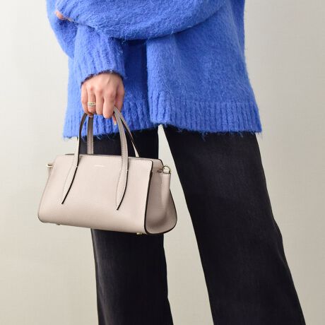 [^:Q56480]2002NC^AAAubcHBɂđnƂꂽuhAXebBfUCAp^[At@ubNAD܂œOꂵMade in italyɂA_ŃX^CbVȃtHɃtF~jȗvfꂽfUC͉B𒆐SɂƂĂlC܂Bx[VbNȃfUC̃VNU[nhobO̓ghɍEꂸg܂BXgbvtBATTENTIONEVRfނgpĂꍇAL̂ɂ\܂Asǂł͂܂BCɂȂꍇ͕ʂ̗ǂꏊɒuĂƌy邩Ǝv܂̂łBEv̕\ʂ̓LYt₷ׁA舵ɂ͏\ɂӂBJȂǂŔGꂽꍇAFڂ肷ꍇ܂B܂v̕iێ̂߁AȂׂG炳Ȃ悤ӉBEYߒɐ鑽̃LYVꍇ܂B܂fނ̓A኱̐FCꂪꍇ܂Apɂ͖育܂BEBě̓ɂFČꍇ܂ B܂Aql̂gPCj^[X}[gtHʂȂǂ̊ɂFۂ̏iƈČꍇ܂BETCYZ(\L)͂܂ŖڈƂȂ܂B:26-32cm:14cm}`:12cm荂:11cmV_[Xgbv̒:97-125cmd:390g