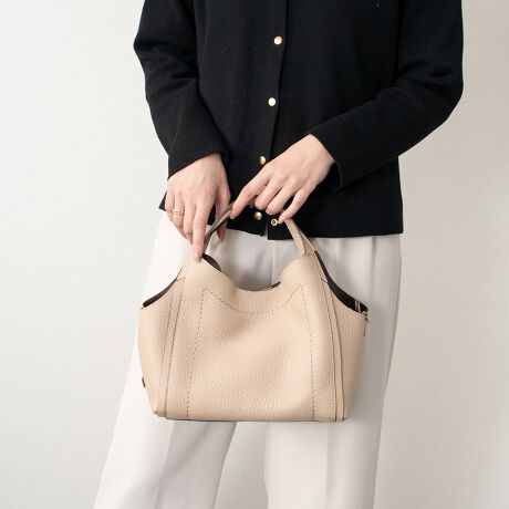 [^:Q56481]2002NC^AAAubcHBɂđnƂꂽuhAXebBfUCAp^[At@ubNAD܂œOꂵMade in italyɂA_ŃX^CbVȃtHɃtF~jȗvfꂽfUC͉B𒆐SɂƂĂlC܂Bx[VbNȃfUC̃VNU[nhobO̓ghɍEꂸg܂BXgbvtBATTENTIONEVRfނgpĂꍇAL̂ɂ\܂Asǂł͂܂BCɂȂꍇ͕ʂ̗ǂꏊɒuĂƌy邩Ǝv܂̂łBEv̕\ʂ̓LYt₷ׁA舵ɂ͏\ɂӂBJȂǂŔGꂽꍇAFڂ肷ꍇ܂B܂v̕iێ̂߁AȂׂG炳Ȃ悤ӉBEYߒɐ鑽̃LYVꍇ܂B܂fނ̓A኱̐FCꂪꍇ܂Apɂ͖育܂BEBě̓ɂFČꍇ܂ B܂Aql̂gPCj^[X}[gtHʂȂǂ̊ɂFۂ̏iƈČꍇ܂BETCYZ(\L)͂܂ŖڈƂȂ܂B:26-37cm:19cm}`:13cm荂:13cmV_[Xgbv̒:98-126cmd:660g