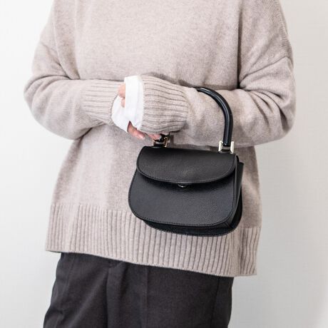 [^:Q56524]2002NC^AAAubcHBɂđnƂꂽuhAXebBfUCAp^[At@ubNAD܂œOꂵMade in italyɂA_ŃX^CbVȃtHɃtF~jȗvfꂽfUC͉B𒆐SɂƂĂlC܂B~j}ȃfUC̃tbvobO̓GKgőlۂ͋CłBXgbvtBATTENTIONEVRfނgpĂꍇAL̂ɂ\܂Asǂł͂܂BCɂȂꍇ͕ʂ̗ǂꏊɒuĂƌy邩Ǝv܂̂łBEv̕\ʂ̓LYt₷ׁA舵ɂ͏\ɂӂBJȂǂŔGꂽꍇAFڂ肷ꍇ܂B܂v̕iێ̂߁AȂׂG炳Ȃ悤ӉBEYߒɐ鑽̃LYVꍇ܂B܂fނ̓A኱̐FCꂪꍇ܂Apɂ͖育܂BEBě̓ɂFČꍇ܂ B܂Aql̂gPCj^[X}[gtHʂȂǂ̊ɂFۂ̏iƈČꍇ܂BETCYZ(\L)͂܂ŖڈƂȂ܂B:15.5-17cm:13.5cm}`:8.5cm荂:9cmV_[Xgbv̒:94-118cmd:380g