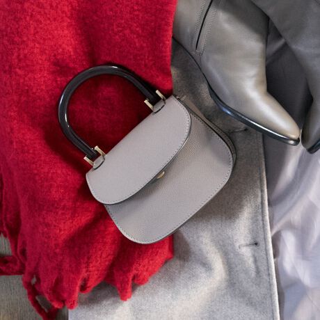 [^:Q56524]2002NC^AAAubcHBɂđnƂꂽuhAXebBfUCAp^[At@ubNAD܂œOꂵMade in italyɂA_ŃX^CbVȃtHɃtF~jȗvfꂽfUC͉B𒆐SɂƂĂlC܂B~j}ȃfUC̃tbvobO̓GKgőlۂ͋CłBXgbvtBATTENTIONEVRfނgpĂꍇAL̂ɂ\܂Asǂł͂܂BCɂȂꍇ͕ʂ̗ǂꏊɒuĂƌy邩Ǝv܂̂łBEv̕\ʂ̓LYt₷ׁA舵ɂ͏\ɂӂBJȂǂŔGꂽꍇAFڂ肷ꍇ܂B܂v̕iێ̂߁AȂׂG炳Ȃ悤ӉBEYߒɐ鑽̃LYVꍇ܂B܂fނ̓A኱̐FCꂪꍇ܂Apɂ͖育܂BEBě̓ɂFČꍇ܂ B܂Aql̂gPCj^[X}[gtHʂȂǂ̊ɂFۂ̏iƈČꍇ܂BETCYZ(\L)͂܂ŖڈƂȂ܂B:15.5-17cm:13.5cm}`:8.5cm荂:9cmV_[Xgbv̒:94-118cmd:380g