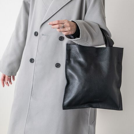 [^:Q56399]Arron (A) ́AC^A̔vi̒SnłgXJ[iBAbcHŐݗ܂B Ђ͑t@bVuh̃nhChxg̐삩n܂A1995 NƎ̃uhWJĂ܂B\tgȎ̃VNU[gpg[gobÓAՂƉו[łTCYŁA@\𕹂obOłBXgbvA|PbgtBATTENTIONEVRfނgpĂꍇAL̂ɂ\܂Asǂł͂܂BCɂȂꍇ͕ʂ̗ǂꏊɒuĂƌy邩Ǝv܂̂łBEv̕\ʂ̓LYt₷ׁA舵ɂ͏\ɂӂBJȂǂŔGꂽꍇAFڂ肷ꍇ܂B܂v̕iێ̂߁AȂׂG炳Ȃ悤ӉBEYߒɐ鑽̃LYVꍇ܂B܂fނ̓A኱̐FCꂪꍇ܂Agpɂ͖育܂BEBě̓ɂFČꍇ܂ B܂Aql̂gPCj^[X}[gtHʂȂǂ̊ɂFۂ̏iƈČꍇ܂BETCYZ(\L)͂܂ŖڈƂȂ܂B:34.5cm:34.5cm荂:10cmV_[Xgbv̒:110cmd:480g