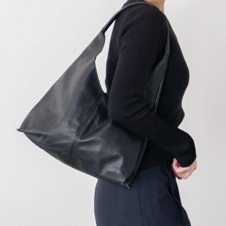 [^:Q56390]ANDREA CARDONEiAhA Jhlj̓U[ƊEŁA50N̗jC^ÃobOuhłB͑SăC^AYɂAiƗD낳˔fUĆAi|_ɐYAłMADE IN ITALYɂĂ܂BE̍xZNgVbvŎ舵Ă܂B VNU[̃V_[obO̓x[VbNȃfUCȂ̂ŁAg܂BATTENTIONEVRfނgpĂꍇAL̂ɂ\܂Asǂł͂܂BCɂȂꍇ͕ʂ̗ǂꏊɒuĂƌy邩Ǝv܂̂łBEv̕\ʂ̓LYt₷ׁA舵ɂ͏\ɂӂBJȂǂŔGꂽꍇAFڂ肷ꍇ܂B܂v̕iێ̂߁AȂׂG炳Ȃ悤ӉBEYߒɐ鑽̃LYVꍇ܂B܂fނ̓A኱̐FCꂪꍇ܂Agpɂ͖育܂BEBě̓ɂFČꍇ܂ B܂Aql̂gPCj^[X}[gtHʂȂǂ̊ɂFۂ̏iƈČꍇ܂BETCYZ(\L)͂܂ŖڈƂȂ܂B:35cm:21cm}`:11cm荂:23cmd:370g