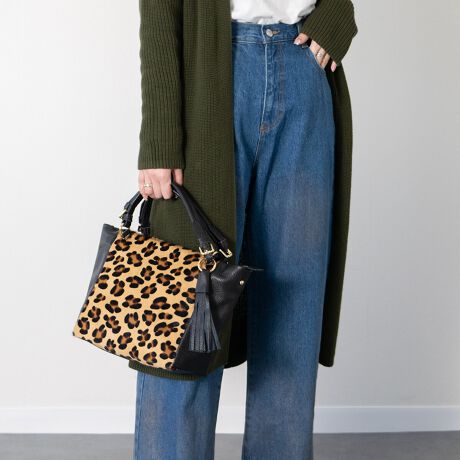 [^:Q56391]ANDREA CARDONEiAhA Jhlj̓U[ƊEŁA50N̗jC^ÃobOuhłB͑SăC^AYɂAiƗD낳˔fUĆAi|_ɐYAłMADE IN ITALYɂĂ܂BE̍xZNgVbvŎ舵Ă܂B VNU[ƃwAJ[t̃Rrl[VlۂnhobOłBXgbvtBt@Xi[t|Pbg~1BATTENTIONEVRfނgpĂꍇAL̂ɂ\܂Asǂł͂܂BCɂȂꍇ͕ʂ̗ǂꏊɒuĂƌy邩Ǝv܂̂łBEv̕\ʂ̓LYt₷ׁA舵ɂ͏\ɂӂBJȂǂŔGꂽꍇAFڂ肷ꍇ܂B܂v̕iێ̂߁AȂׂG炳Ȃ悤ӉBEYߒɐ鑽̃LYVꍇ܂B܂fނ̓A኱̐FCꂪꍇ܂Agpɂ͖育܂BEBě̓ɂFČꍇ܂ B܂Aql̂gPCj^[X}[gtHʂȂǂ̊ɂFۂ̏iƈČꍇ܂BETCYZ(\L)͂܂ŖڈƂȂ܂B:24cm:24cm}`:13cm荂:12cmV_[Xgbv̒:70-126cmd:710g