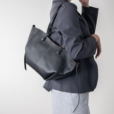 [^:Q56392]ANDREA CARDONEiAhA Jhlj̓U[ƊEŁA50N̗jC^ÃobOuhłB͑SăC^AYɂAiƗD낳˔fUĆAi|_ɐYAłMADE IN ITALYɂĂ܂BE̍xZNgVbvŎ舵Ă܂B 悢TCỸU[nhobÓAÔȂVvȃfUCŃfC[Ɋ􂵂ĂACełB|[`tBATTENTIONEVRfނgpĂꍇAL̂ɂ\܂Asǂł͂܂BCɂȂꍇ͕ʂ̗ǂꏊɒuĂƌy邩Ǝv܂̂łBEv̕\ʂ̓LYt₷ׁA舵ɂ͏\ɂӂBJȂǂŔGꂽꍇAFڂ肷ꍇ܂B܂v̕iێ̂߁AȂׂG炳Ȃ悤ӉBEYߒɐ鑽̃LYVꍇ܂B܂fނ̓A኱̐FCꂪꍇ܂Agpɂ͖育܂BEBě̓ɂFČꍇ܂ B܂Aql̂gPCj^[X}[gtHʂȂǂ̊ɂFۂ̏iƈČꍇ܂BETCYZ(\L)͂܂ŖڈƂȂ܂B:18-45cm:22cm}`:9cm荂:13-29cmd:630g