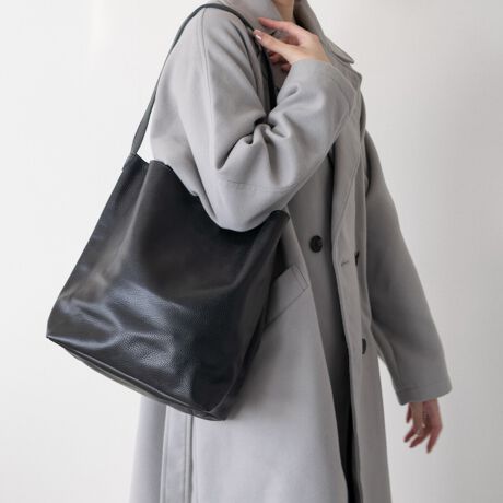 [^:Q56395]ANDREA CARDONEiAhA Jhlj̓U[ƊEŁA50N̗jC^ÃobOuhłB͑SăC^AYɂAiƗD낳˔fUĆAi|_ɐYAłMADE IN ITALYɂĂ܂BE̍xZNgVbvŎ舵Ă܂B VvȃU[g[gobO͑eʂŎg肪悭AÔȂfUCȂ̂ŁAg܂BATTENTIONEVRfނgpĂꍇAL̂ɂ\܂Asǂł͂܂BCɂȂꍇ͕ʂ̗ǂꏊɒuĂƌy邩Ǝv܂̂łBEv̕\ʂ̓LYt₷ׁA舵ɂ͏\ɂӂBJȂǂŔGꂽꍇAFڂ肷ꍇ܂B܂v̕iێ̂߁AȂׂG炳Ȃ悤ӉBEYߒɐ鑽̃LYVꍇ܂B܂fނ̓A኱̐FCꂪꍇ܂Agpɂ͖育܂BEBě̓ɂFČꍇ܂ B܂Aql̂gPCj^[X}[gtHʂȂǂ̊ɂFۂ̏iƈČꍇ܂BETCYZ(\L)͂܂ŖڈƂȂ܂B:25-40cm:32cm}`:15cmV_[Xgbv̒:64cmd:430g