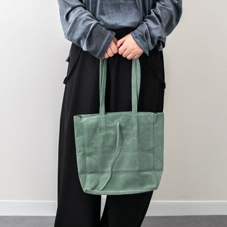 [^:Q56611]ANDREA CARDONEiAhA Jhlj̓U[ƊEŁA50N̗jC^ÃobOuhłB͑SăC^AYɂAiƗD낳˔fUĆAi|_ɐYAłMADE IN ITALYɂĂ܂BE̍xZNgVbvŎ舵Ă܂B x[VbNȌ`̃g[gobO͖ÔȂfUCȂ̂ŁAg܂BATTENTIONEVRfނgpĂꍇAL̂ɂ\܂Asǂł͂܂BCɂȂꍇ͕ʂ̗ǂꏊɒuĂƌy邩Ǝv܂̂łBEv̕\ʂ̓LYt₷ׁA舵ɂ͏\ɂӂBJȂǂŔGꂽꍇAFڂ肷ꍇ܂B܂v̕iێ̂߁AȂׂG炳Ȃ悤ӉBEYߒɐ鑽̃LYVꍇ܂B܂fނ̓A኱̐FCꂪꍇ܂Agpɂ͖育܂BEBě̓ɂFČꍇ܂ B܂Aql̂gPCj^[X}[gtHʂȂǂ̊ɂFۂ̏iƈČꍇ܂BETCYZ(\L)͂܂ŖڈƂȂ܂B:25cm:28cm}`:8cm荂:24cmd:350g