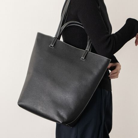 [^:Q56612]ANDREA CARDONEiAhA Jhlj̓U[ƊEŁA50N̗jC^ÃobOuhłB͑SăC^AYɂAiƗD낳˔fUĆAi|_ɐYAłMADE IN ITALYɂĂ܂BE̍xZNgVbvŎ舵Ă܂B x[VbNȃfUC̃U[g[gobÓA傫ڂ̃TCYŎ[͔QłBATTENTIONEVRfނgpĂꍇAL̂ɂ\܂Asǂł͂܂BCɂȂꍇ͕ʂ̗ǂꏊɒuĂƌy邩Ǝv܂̂łBEv̕\ʂ̓LYt₷ׁA舵ɂ͏\ɂӂBJȂǂŔGꂽꍇAFڂ肷ꍇ܂B܂v̕iێ̂߁AȂׂG炳Ȃ悤ӉBEYߒɐ鑽̃LYVꍇ܂B܂fނ̓A኱̐FCꂪꍇ܂Agpɂ͖育܂BEBě̓ɂFČꍇ܂ B܂Aql̂gPCj^[X}[gtHʂȂǂ̊ɂFۂ̏iƈČꍇ܂BETCYZ(\L)͂܂ŖڈƂȂ܂B:24-40cm:35cm}`:13cm荂:12-28cmd:640g