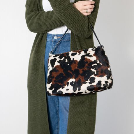 [^:Q56375]1967NnƂV܃obO[J[BN|ĂC^A̐ElZɂăp[jL̃fUC𐶂ݏoĂ܂BYׂ͂ĕ~nɂ鎩ЍHłƂ|V[тAi̊Ǘɂd_uĂ܂ByE_炩E@\Ix[XɁAVvȃfUCɏ炵ƃgbhobORNVƂȂĂ܂BwAJ[t̑fފ㎿őlۂۂ̃nhobOłBXgbvtBt@Xi[t|Pbg~1BATTENTIONEVRfނgpĂꍇAL̂ɂ\܂Asǂł͂܂BCɂȂꍇ͕ʂ̗ǂꏊɒuĂƌy邩Ǝv܂̂łBEv̕\ʂ̓LYt₷ׁA舵ɂ͏\ɂӂBJȂǂŔGꂽꍇAFڂ肷ꍇ܂B܂v̕iێ̂߁AȂׂG炳Ȃ悤ӉBEYߒɐ鑽̃LYVꍇ܂B܂fނ̓A኱̐FCꂪꍇ܂Agpɂ͖育܂BEBě̓ɂFČꍇ܂ B܂Aql̂gPCj^[X}[gtHʂȂǂ̊ɂFۂ̏iƈČꍇ܂BETCYZ(\L)͂܂ŖڈƂȂ܂B:29-32cm:21cm}`:12cm荂:16cmV_[Xgbv̒:107cmd:560g