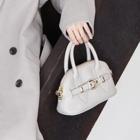 [^:Q56457]1967NnƂV܃obO[J[BN|ĂC^A̐ElZɂăp[jL̃fUC𐶂ݏoĂ܂BYׂ͂ĕ~nɂ鎩ЍHłƂ|V[тAi̊Ǘɂd_uĂ܂ByE_炩E@\Ix[XɁAVvȃfUCɏ炵ƃgbhobORNVƂȂĂ܂BZ^[̃xgfUCIȃVNU[̃nhobOłBXgbvtBt@Xi[t|Pbg~1BI[v|Pbg~1BATTENTIONEVRfނgpĂꍇAL̂ɂ\܂Asǂł͂܂BCɂȂꍇ͕ʂ̗ǂꏊɒuĂƌy邩Ǝv܂̂łBEv̕\ʂ̓LYt₷ׁA舵ɂ͏\ɂӂBJȂǂŔGꂽꍇAFڂ肷ꍇ܂B܂v̕iێ̂߁AȂׂG炳Ȃ悤ӉBEYߒɐ鑽̃LYVꍇ܂B܂fނ̓A኱̐FCꂪꍇ܂Agpɂ͖育܂BEBě̓ɂFČꍇ܂ B܂Aql̂gPCj^[X}[gtHʂȂǂ̊ɂFۂ̏iƈČꍇ܂BETCYZ(\L)͂܂ŖڈƂȂ܂B:17-23.5cm:13.5cm}`:9cm荂:7.5cmV_[Xgbv̒:127-145cmd:430g