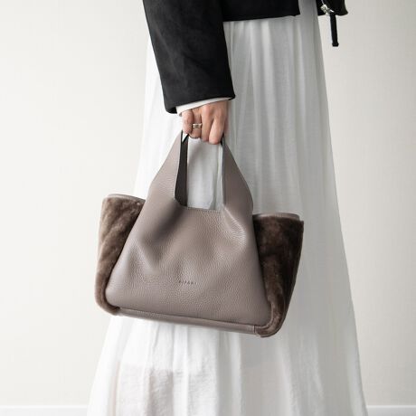 [^:Q56464]1967NnƂV܃obO[J[BN|ĂC^A̐ElZɂăp[jL̃fUC𐶂ݏoĂ܂BYׂ͂ĕ~nɂ鎩ЍHłƂ|V[тAi̊Ǘɂd_uĂ܂ByE_炩E@\Ix[XɁAVvȃfUCɏ炵ƃgbhobORNVƂȂĂ܂BVNU[ƃ[g̃RrgIŏ_炩Ȉۂ̃nhobOłBATTENTIONEVRfނgpĂꍇAL̂ɂ\܂Asǂł͂܂BCɂȂꍇ͕ʂ̗ǂꏊɒuĂƌy邩Ǝv܂̂łBEv̕\ʂ̓LYt₷ׁA舵ɂ͏\ɂӂBJȂǂŔGꂽꍇAFڂ肷ꍇ܂B܂v̕iێ̂߁AȂׂG炳Ȃ悤ӉBEYߒɐ鑽̃LYVꍇ܂B܂fނ̓A኱̐FCꂪꍇ܂Agpɂ͖育܂BEBě̓ɂFČꍇ܂ B܂Aql̂gPCj^[X}[gtHʂȂǂ̊ɂFۂ̏iƈČꍇ܂BETCYZ(\L)͂܂ŖڈƂȂ܂B:25-33cm:18cm}`:13cm荂:13.5cmV_[Xgbv̒:105-123cmd:500g