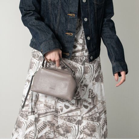 [^:Q56521]1967NnƂV܃obO[J[BN|ĂC^A̐ElZɂăp[jL̃fUC𐶂ݏoĂ܂BYׂ͂ĕ~nɂ鎩ЍHłƂ|V[тAi̊Ǘɂd_uĂ܂ByE_炩E@\Ix[XɁAVvȃfUCɏ炵ƃgbhobORNVƂȂĂ܂B{bNXVGbg̃U[nhobO̓VvȃfUCŁAg܂BATTENTIONEVRfނgpĂꍇAL̂ɂ\܂Asǂł͂܂BCɂȂꍇ͕ʂ̗ǂꏊɒuĂƌy邩Ǝv܂̂łBEv̕\ʂ̓LYt₷ׁA舵ɂ͏\ɂӂBJȂǂŔGꂽꍇAFڂ肷ꍇ܂B܂v̕iێ̂߁AȂׂG炳Ȃ悤ӉBEYߒɐ鑽̃LYVꍇ܂B܂fނ̓A኱̐FCꂪꍇ܂Agpɂ͖育܂BEBě̓ɂFČꍇ܂ B܂Aql̂gPCj^[X}[gtHʂȂǂ̊ɂFۂ̏iƈČꍇ܂BETCYZ(\L)͂܂ŖڈƂȂ܂B:15-20cm:12cm}`:13.5cm荂:7cmV_[Xgbv̒:96-114cmd:350g