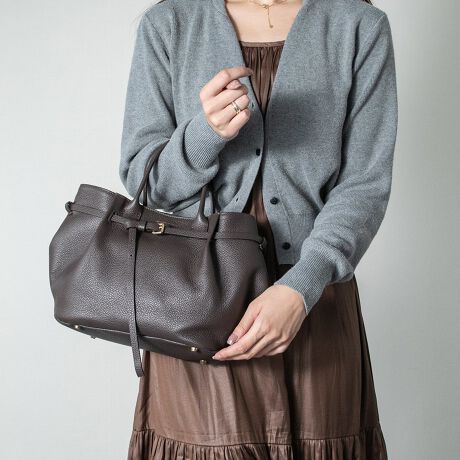 [^:Q56367]fUCi[Christian Villa (NX` B)ɂāA2013NɒãuhBt@bVƊEŒN|ꂽôƁAC^A̓`IȋZpɂ葽@\t@bViuȃU[obOĂĂ܂B㎿őlۂx[VbNȃfUCȂ̂ŁAg܂BXgbvtBt@Xi[t|Pbg~1BATTENTIONEVRfނgpĂꍇAL̂ɂ\܂Asǂł͂܂BCɂȂꍇ͕ʂ̗ǂꏊɒuĂƌy邩Ǝv܂̂łBEv̕\ʂ̓LYt₷ׁA舵ɂ͏\ɂӂBJȂǂŔGꂽꍇAFڂ肷ꍇ܂B܂v̕iێ̂߁AȂׂG炳Ȃ悤ӉBEYߒɐ鑽̃LYVꍇ܂B܂fނ̓A኱̐FCꂪꍇ܂Agpɂ͖育܂BEBě̓ɂFČꍇ܂ B܂Aql̂gPCj^[X}[gtHʂȂǂ̊ɂFۂ̏iƈČꍇ܂BETCYZ(\L)͂܂ŖڈƂȂ܂B:24-40cm:22cm}`:12cm荂:11cmV_[Xgbv̒:100-114cmd:490g