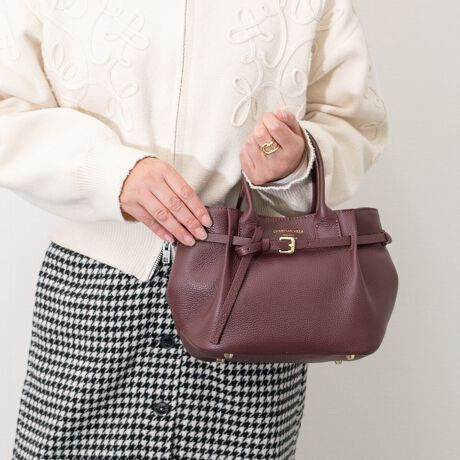 [^:Q56368]fUCi[Christian Villa (NX` B)ɂāA2013NɒãuhBt@bVƊEŒN|ꂽôƁAC^A̓`IȋZpɂ葽@\t@bViuȃU[obOĂĂ܂Bx[VbNŖÔȂfUCȂ̂ŁAg܂BXgbvtBt@Xi[t|Pbg~1BATTENTIONEVRfނgpĂꍇAL̂ɂ\܂Asǂł͂܂BCɂȂꍇ͕ʂ̗ǂꏊɒuĂƌy邩Ǝv܂̂łBEv̕\ʂ̓LYt₷ׁA舵ɂ͏\ɂӂBJȂǂŔGꂽꍇAFڂ肷ꍇ܂B܂v̕iێ̂߁AȂׂG炳Ȃ悤ӉBEYߒɐ鑽̃LYVꍇ܂B܂fނ̓A኱̐FCꂪꍇ܂Agpɂ͖育܂BEBě̓ɂFČꍇ܂ B܂Aql̂gPCj^[X}[gtHʂȂǂ̊ɂFۂ̏iƈČꍇ܂BETCYZ(\L)͂܂ŖڈƂȂ܂B:24-33cm:17cm}`:10cm荂:11cmV_[Xgbv̒:98-112cmd:400g