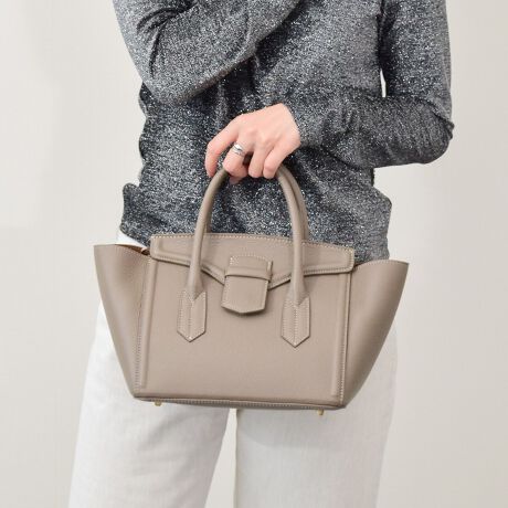 [^:Q56378]fUCi[Christian Villa (NX` B)ɂāA2013NɒãuhBt@bVƊEŒN|ꂽôƁAC^A̓`IȋZpɂ葽@\t@bViuȃU[obOĂĂ܂Bx[VbNŖÔȂfUCȂ̂ŁAg܂BXgbvtB|Pbg~2ATTENTIONEVRfނgpĂꍇAL̂ɂ\܂Asǂł͂܂BCɂȂꍇ͕ʂ̗ǂꏊɒuĂƌy邩Ǝv܂̂łBEv̕\ʂ̓LYt₷ׁA舵ɂ͏\ɂӂBJȂǂŔGꂽꍇAFڂ肷ꍇ܂B܂v̕iێ̂߁AȂׂG炳Ȃ悤ӉBEYߒɐ鑽̃LYVꍇ܂B܂fނ̓A኱̐FCꂪꍇ܂Agpɂ͖育܂BEBě̓ɂFČꍇ܂ B܂Aql̂gPCj^[X}[gtHʂȂǂ̊ɂFۂ̏iƈČꍇ܂BETCYZ(\L)͂܂ŖڈƂȂ܂B:24-37cm:19cm}`:15cm荂:10cmV_[Xgbv̒:100-114cmd:770g