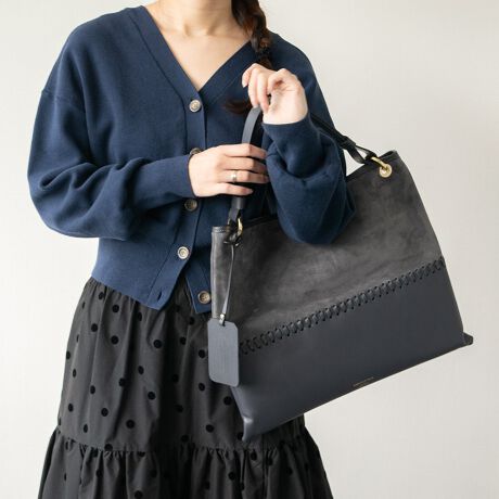 [^:Q56379]fUCi[Christian Villa (NX` B)ɂāA2013NɒãuhBt@bVƊEŒN|ꂽôƁAC^A̓`IȋZpɂ葽@\t@bViuȃU[obOĂĂ܂BXG[hƃU[̃Rrg㎿ŃtF~jȈۂ̃g[gobOłB|PbgtBATTENTIONEVRfނgpĂꍇAL̂ɂ\܂Asǂł͂܂BCɂȂꍇ͕ʂ̗ǂꏊɒuĂƌy邩Ǝv܂̂łBEv̕\ʂ̓LYt₷ׁA舵ɂ͏\ɂӂBJȂǂŔGꂽꍇAFڂ肷ꍇ܂B܂v̕iێ̂߁AȂׂG炳Ȃ悤ӉBEYߒɐ鑽̃LYVꍇ܂B܂fނ̓A኱̐FCꂪꍇ܂Agpɂ͖育܂BEBě̓ɂFČꍇ܂ B܂Aql̂gPCj^[X}[gtHʂȂǂ̊ɂFۂ̏iƈČꍇ܂BETCYZ(\L)͂܂ŖڈƂȂ܂B:43cm:35cm荂:13cmd:570g