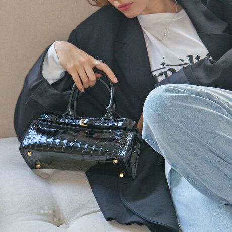 [^:Q56454]fUCi[Christian Villa (NX` B)ɂāA2013NɒãuhBt@bVƊEŒN|ꂽôƁAC^A̓`IȋZpɂ葽@\t@bViuȃU[obOĂĂ܂BꂽC^Auh炵fފ̃nhobOłBXgbvA|[`tBATTENTIONEVRfނgpĂꍇAL̂ɂ\܂Asǂł͂܂BCɂȂꍇ͕ʂ̗ǂꏊɒuĂƌy邩Ǝv܂̂łBEv̕\ʂ̓LYt₷ׁA舵ɂ͏\ɂӂBJȂǂŔGꂽꍇAFڂ肷ꍇ܂B܂v̕iێ̂߁AȂׂG炳Ȃ悤ӉBEYߒɐ鑽̃LYVꍇ܂B܂fނ̓A኱̐FCꂪꍇ܂Agpɂ͖育܂BEBě̓ɂFČꍇ܂ B܂Aql̂gPCj^[X}[gtHʂȂǂ̊ɂFۂ̏iƈČꍇ܂BETCYZ(\L)͂܂ŖڈƂȂ܂B:25cm:12cm}`:8cm荂:11cmV_[Xgbv̒:102-116cmd:490g