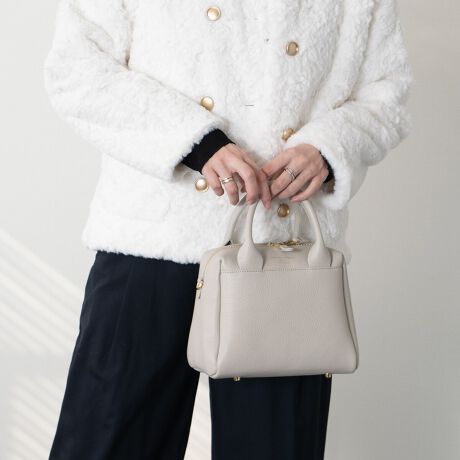 [^:Q56463]fUCi[Christian Villa (NX` B)ɂāA2013NɒãuhBt@bVƊEŒN|ꂽôƁAC^A̓`IȋZpɂ葽@\t@bViuȃU[obOĂĂ܂Bx[VbNŖÔȂfUCȂ̂ŁAg܂BATTENTIONEVRfނgpĂꍇAL̂ɂ\܂Asǂł͂܂BCɂȂꍇ͕ʂ̗ǂꏊɒuĂƌy邩Ǝv܂̂łBEv̕\ʂ̓LYt₷ׁA舵ɂ͏\ɂӂBJȂǂŔGꂽꍇAFڂ肷ꍇ܂B܂v̕iێ̂߁AȂׂG炳Ȃ悤ӉBEYߒɐ鑽̃LYVꍇ܂B܂fނ̓A኱̐FCꂪꍇ܂Agpɂ͖育܂BEBě̓ɂFČꍇ܂ B܂Aql̂gPCj^[X}[gtHʂȂǂ̊ɂFۂ̏iƈČꍇ܂BETCYZ(\L)͂܂ŖڈƂȂ܂B:22cm:17cm}`:11cm荂:8cmV_[Xgbv̒:115cmd:490g