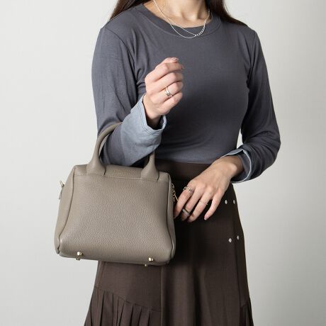 [^:Q56463]fUCi[Christian Villa (NX` B)ɂāA2013NɒãuhBt@bVƊEŒN|ꂽôƁAC^A̓`IȋZpɂ葽@\t@bViuȃU[obOĂĂ܂Bx[VbNŖÔȂfUCȂ̂ŁAg܂BATTENTIONEVRfނgpĂꍇAL̂ɂ\܂Asǂł͂܂BCɂȂꍇ͕ʂ̗ǂꏊɒuĂƌy邩Ǝv܂̂łBEv̕\ʂ̓LYt₷ׁA舵ɂ͏\ɂӂBJȂǂŔGꂽꍇAFڂ肷ꍇ܂B܂v̕iێ̂߁AȂׂG炳Ȃ悤ӉBEYߒɐ鑽̃LYVꍇ܂B܂fނ̓A኱̐FCꂪꍇ܂Agpɂ͖育܂BEBě̓ɂFČꍇ܂ B܂Aql̂gPCj^[X}[gtHʂȂǂ̊ɂFۂ̏iƈČꍇ܂BETCYZ(\L)͂܂ŖڈƂȂ܂B:22cm:17cm}`:11cm荂:8cmV_[Xgbv̒:115cmd:490g