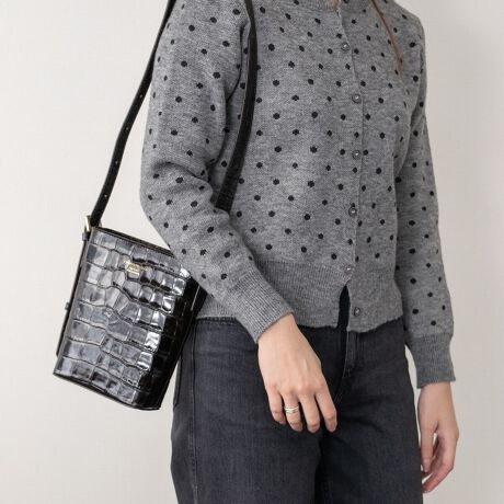 [^:Q56517]fUCi[Christian Villa (NX` B)ɂāA2013NɒãuhBt@bVƊEŒN|ꂽôƁAC^A̓`IȋZpɂ葽@\t@bViuȃU[obOĂĂ܂BC^Auh炵fފ̃V_[obOłBATTENTIONEVRfނgpĂꍇAL̂ɂ\܂Asǂł͂܂BCɂȂꍇ͕ʂ̗ǂꏊɒuĂƌy邩Ǝv܂̂łBEv̕\ʂ̓LYt₷ׁA舵ɂ͏\ɂӂBJȂǂŔGꂽꍇAFڂ肷ꍇ܂B܂v̕iێ̂߁AȂׂG炳Ȃ悤ӉBEYߒɐ鑽̃LYVꍇ܂B܂fނ̓A኱̐FCꂪꍇ܂Agpɂ͖育܂BEBě̓ɂFČꍇ܂ B܂Aql̂gPCj^[X}[gtHʂȂǂ̊ɂFۂ̏iƈČꍇ܂BETCYZ(\L)͂܂ŖڈƂȂ܂B:14-17cm:20.5cm}`:7cmV_[Xgbv̒:33-90cmd:260g