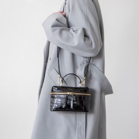 [^:Q56518]fUCi[Christian Villa (NX` B)ɂāA2013NɒãuhBt@bVƊEŒN|ꂽôƁAC^A̓`IȋZpɂ葽@\t@bViuȃU[obOĂĂ܂B㎿őlۂۂ̃{bNXVGbg̃~jnhobOłBXgbvtB|Pbg~1BATTENTIONEVRfނgpĂꍇAL̂ɂ\܂Asǂł͂܂BCɂȂꍇ͕ʂ̗ǂꏊɒuĂƌy邩Ǝv܂̂łBEv̕\ʂ̓LYt₷ׁA舵ɂ͏\ɂӂBJȂǂŔGꂽꍇAFڂ肷ꍇ܂B܂v̕iێ̂߁AȂׂG炳Ȃ悤ӉBEYߒɐ鑽̃LYVꍇ܂B܂fނ̓A኱̐FCꂪꍇ܂Agpɂ͖育܂BEBě̓ɂFČꍇ܂ B܂Aql̂gPCj^[X}[gtHʂȂǂ̊ɂFۂ̏iƈČꍇ܂BETCYZ(\L)͂܂ŖڈƂȂ܂B:18.5cm:12cm}`:7cm荂:6cmV_[Xgbv̒:100-114cmd:270g