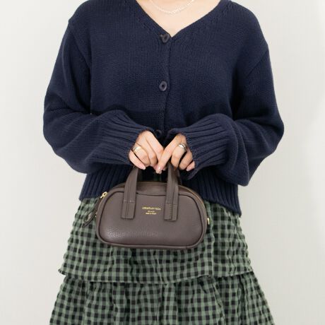 [^:Q56519]fUCi[Christian Villa (NX` B)ɂāA2013NɒãuhBt@bVƊEŒN|ꂽôƁAC^A̓`IȋZpɂ葽@\t@bViuȃU[obOĂĂ܂B\tgȃU[̎ƃTCYtF~jȕ͋C̃nhobOłBXgbvtB|Pbg~1BATTENTIONEVRfނgpĂꍇAL̂ɂ\܂Asǂł͂܂BCɂȂꍇ͕ʂ̗ǂꏊɒuĂƌy邩Ǝv܂̂łBEv̕\ʂ̓LYt₷ׁA舵ɂ͏\ɂӂBJȂǂŔGꂽꍇAFڂ肷ꍇ܂B܂v̕iێ̂߁AȂׂG炳Ȃ悤ӉBEYߒɐ鑽̃LYVꍇ܂B܂fނ̓A኱̐FCꂪꍇ܂Agpɂ͖育܂BEBě̓ɂFČꍇ܂ B܂Aql̂gPCj^[X}[gtHʂȂǂ̊ɂFۂ̏iƈČꍇ܂BETCYZ(\L)͂܂ŖڈƂȂ܂B:17-21cm:11cm}`:9cm荂:8cmV_[Xgbv̒:98-112cmd:330g