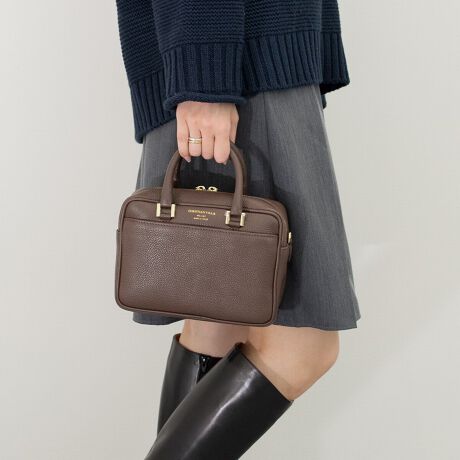 [^:Q56528]fUCi[Christian Villa (NX` B)ɂāA2013NɒãuhBt@bVƊEŒN|ꂽôƁAC^A̓`IȋZpɂ葽@\t@bViuȃU[obOĂĂ܂Bx[VbNȃfUC̃{bNXVGbg̃nhobOłBATTENTIONEVRfނgpĂꍇAL̂ɂ\܂Asǂł͂܂BCɂȂꍇ͕ʂ̗ǂꏊɒuĂƌy邩Ǝv܂̂łBEv̕\ʂ̓LYt₷ׁA舵ɂ͏\ɂӂBJȂǂŔGꂽꍇAFڂ肷ꍇ܂B܂v̕iێ̂߁AȂׂG炳Ȃ悤ӉBEYߒɐ鑽̃LYVꍇ܂B܂fނ̓A኱̐FCꂪꍇ܂Agpɂ͖育܂BEBě̓ɂFČꍇ܂ B܂Aql̂gPCj^[X}[gtHʂȂǂ̊ɂFۂ̏iƈČꍇ܂BETCYZ(\L)͂܂ŖڈƂȂ܂B:22cm:15cm}`:8.5cm荂:9cmV_[Xgbv̒:115cmd:480g