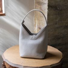 CHRISTIAN VILLA◆アイボリーキューブバッグ