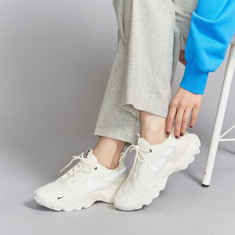 NIKE＞ウィメンズ TC7900 オフホワイト/スニーカー | ナイキ(NIKE 