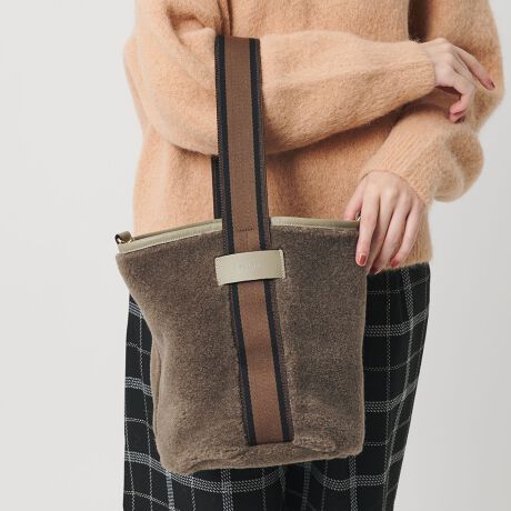 [^ԁF18325000000]BEAUTY&YOUTHʒACeNlC𔎂AFolnaʒV_[obONoBfUCtFCN[g̑fފ炵Folna̕ʒV_[obOB݂̂{AɃC̃nhX^CbVȈiBg[ŃVbNȈۂɕω闠ʂ\ɂĂy߂Ao[VudlB{ÃCׂ悤ɐݒuꂽA{ṽuhl[ɂ肪܂BL߂̃}`t̃oPbg^ŁA|[`ⒷzȂǂƓ[͂́BJɂ̓tbNtĂAVGbgɕωĂy݂܂Bfޖ{́F|GXeAE[pb`FvFolnaitHijForme NaturaliRȌ`jɗRꂩ琶܂ꂽuhFolnaBx[VbNȌ`x[XɃghɗꂸĂĂOȂڎwĂ܂ByӎzigpOɁA^OɋLڂĂu舵̒ӏvAu\vKmFBi摜́A̓p\RȂǂ̉{ɂAۂ̐FƈقȂČꍇ܂B炩߂Bi̐F̖ڈ́AiP̂̉摜QƂB摜̏i̓TvłBX܂ւ₢킹̍ۂ́ASBEAUTY & YOUTHeX܂܂ŉL̕i/iԂ\tBiFBL FOLNAxBY F/MUTN TP/SD  iԁF18325000000