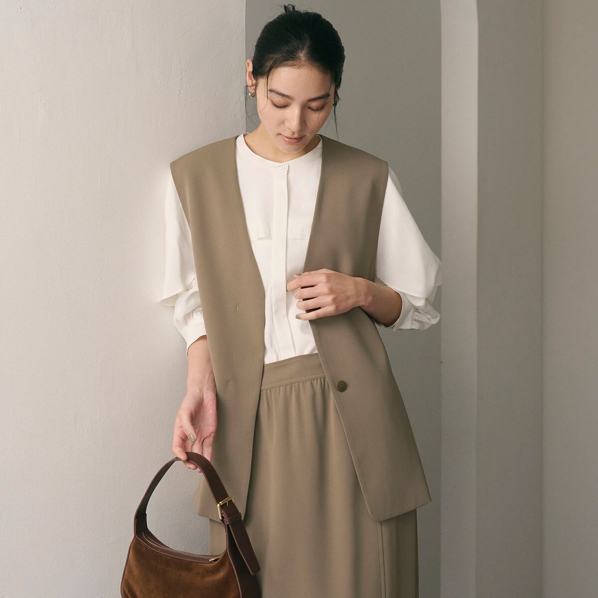 美品 ユナイテッドアローズ ベスト ジレ フード付き ノーカラー ベージュ F 美品 ユナイテッドアローズ ベスト ジレ フード付き ノーカラー