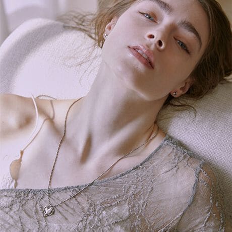 [^ԁF18334990117]Third Movementj[Nȃn[g`[t_ȈۂɓĂy_gfUCnĂ悤ȃn[g`[tƓȕ͋CY킹Ăy_gB̂{[`F[ƃ`[t̑gݍ킹ő݊̂ACełBTVcXEFbg̃JWAbNAgbvXȂǂ̃tF~jR[fɊOƂĂB{ł͂AؚȃlbNX`[J[Ƃ̏d˂Â߂łBfSILVER925EV[ỸsAXiΏەiԁF18334990118jƃOiΏەiԁF18334990113j܂BThird MovementiT[h[ugj}h̍ȉƂcȑ3ýuThird Movementṽ[hꂽuhThird MovementBt̒ŐDȂIȕϑtʂċْ𐶂ݏoN3y͂̂悤ɁAɏȊy𑡂܂ByӎzigpOɁA^OɋLڂĂu舵̒ӏvAu\vKmFBi摜́A̓p\RȂǂ̉{ɂAۂ̐FƈقȂČꍇ܂B炩߂Bi̐F̖ڈ́AiP̂̉摜QƂBX܂ւ₢킹̍ۂ́ASBEAUTY&YOUTHeX܂܂ŉL̕i/iԂ\tBiFBL THIRD/M MTL HRT PNDNT iԁF18334990117