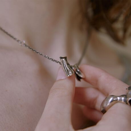 [^ԁF18334990116]̊̂郊{`[t炵oThird Movement̃lbNXfUCAê郊Aȃ{`[tÂA_ȉ炵^ĂlbNXBKxȑ傫ő݊A邾ŉ؂₩ȕ͋CɂĂ܂BfC[̃JWAX^CɂAlbNC̊JtF~jȃgbvXƂDBgpɂ͂ABOXtŃMtgɂ߂̃ACełBfSILVER925EV[ỸsAXiΏەiԁF18334990115jƃOiΏەiԁF18334990112j܂BThird MovementiT[h[ugj}h̍ȉƂcȑ3ýuThird Movementṽ[hꂽuhThird MovementBt̒ŐDȂIȕϑtʂċْ𐶂ݏoN3y͂̂悤ɁAɏȊy𑡂܂ByӎzigpOɁA^OɋLڂĂu舵̒ӏvAu\vKmFBi摜́A̓p\RȂǂ̉{ɂAۂ̐FƈقȂČꍇ܂B炩߂Bi̐F̖ڈ́AiP̂̉摜QƂBX܂ւ₢킹̍ۂ́ASBEAUTY&YOUTHeX܂܂ŉL̕i/iԂ\tBiFBL THIRD/M PLATED RBN NL iԁF18334990116