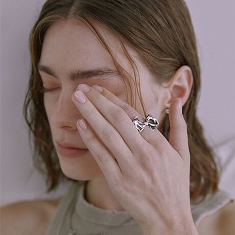 [^ԁF18334990112]̊̂郊{`[t茳ŉf遃Third Movement̃OfUCAê郊Aȃ{`[t[hȈۂ̃OBÂ}ꂽfUCŁAR[fBl[gɂ肰ȂANZgĂ܂BfC[g͂AhXAbvV[ɂ􂷂ACeBBOXtŃMtgɂ߂̈iłBfSILVER925EV[ỸsAXiΏەiԁF18334990115jƃlbNXiΏەiԁF18334990116j܂BThird MovementiT[h[ugj}h̍ȉƂcȑ3ýuThird Movementṽ[hꂽuhThird MovementBt̒ŐDȂIȕϑtʂċْ𐶂ݏoN3y͂̂悤ɁAɏȊy𑡂܂ByӎzigpOɁA^OɋLڂĂu舵̒ӏvAu\vKmFBi摜́A̓p\RȂǂ̉{ɂAۂ̐FƈقȂČꍇ܂B炩߂Bi̐F̖ڈ́AiP̂̉摜QƂBX܂ւ₢킹̍ۂ́ASBEAUTY&YOUTHeX܂܂ŉL̕i/iԂ\tBiFBL THIRD/M PLATE RBN R iԁF18334990112