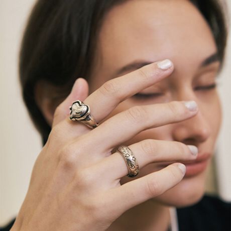 [^ԁF18334990113]Third Movementj[Nȃn[g`[t[hȈۂɓĂ郊OfUCnĂ悤ȃn[g`[t_œƓȕ͋CY킹Ă郊OB߂̃OfUCŃ{[A茳؂₩ɉoBÂ̗}ꂽn[g`[tŁAJWAX^CɃ}b`B{łA莝̃OƂ̃Rrl[Vy߂iłBfSILVER925EV[ỸsAXiΏەiԁF18334990118jƃlbNXiΏەiԁF18334990117j܂BThird MovementiT[h[ugj}h̍ȉƂcȑ3ýuThird Movementṽ[hꂽuhThird MovementBt̒ŐDȂIȕϑtʂċْ𐶂ݏoN3y͂̂悤ɁAɏȊy𑡂܂ByӎzigpOɁA^OɋLڂĂu舵̒ӏvAu\vKmFBi摜́A̓p\RȂǂ̉{ɂAۂ̐FƈقȂČꍇ܂B炩߂Bi̐F̖ڈ́AiP̂̉摜QƂBX܂ւ₢킹̍ۂ́ASBEAUTY&YOUTHeX܂܂ŉL̕i/iԂ\tBiFBL THIRD/M MTL HRT BL/R iԁF18334990113