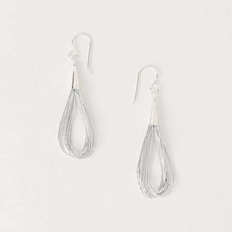 [^ԁF18334990111]Native SilverStreamstF~jȈۂVo[sAXfUCɍׂ̃X^[OVo[r[YA˂܂Ƃ߂fUC̃sAXBr[YȂł͂߂؂₩ɎdグĂiBV[Y킸AJWA炫ꂢ߂ȃR[fBl[g܂ŕL}b`ėp̍͂łBgpɂ͂AMtgɂ߂ȃACełBfSILVER925Native SilverStreamsilCeBuEVo[Xg[YjlCeBuAJ̎ɃiozETgh~Sog̃A[eBXgEElnhCh`IȃANZT[RNVWJByӎzigpOɁA^OɋLڂĂu舵̒ӏvAu\vKmFBi摜́A̓p\RȂǂ̉{ɂAۂ̐FƈقȂČꍇ܂B炩߂Bi̐F̖ڈ́AiP̂̉摜QƂBX܂ւ₢킹̍ۂ́ASBEAUTY&YOUTHeX܂܂ŉL̕i/iԂ\tBiFBL NATIVE SV 10L P iԁF18334990111