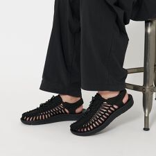 ＜KEEN＞ ユニーク サンダル