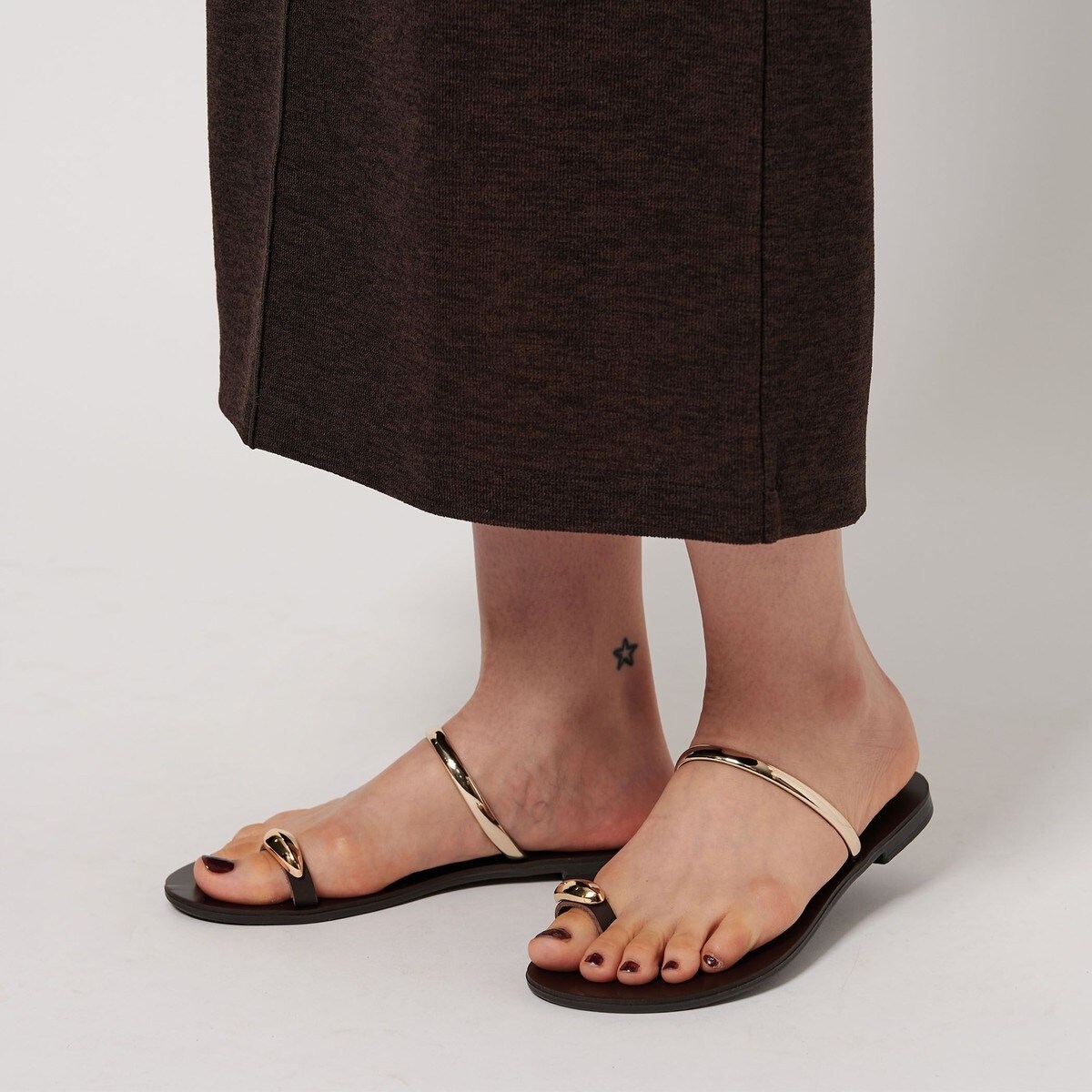 BEAUTY&YOUTH NICOLASLAINASメタリックサムリングサンダル NICOLAS LAINAS＞メタリック サムリング サンダル