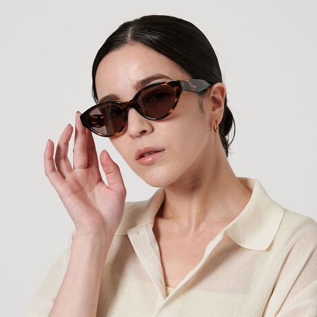 [^ԁF18445000000]A.D.S.R.vCtŉ؂₩ȏ{oTOXfUC90ÑI[o^Cv胆jZbNXȈۂɁAɂ₩ȃJ[uƃTChC𒼐Iɕ\uMONIKAvBV[vłȂAR[fBl[gɃvX邾Ńgh߂ĂACełBĂ炵VѐSJ[WJŁAݗǂAp͓̂IBfރYFvX`bNYgAevFvX`bN============================ߗ20Oߗ1.0ȉ============================[J[iԁEBEIGEFMONIKA03 / Pale BeigeEMD.BRNFMONIKA02 / Layer BrownA.D.S.R.iG[fB[GXA[j2011N̗グȗANVbNACEGA͋C𑹂ȂƂȂA lXȃJ`[ꎞɂfUCA{l̊ɃtBbgKтĒǋyĂA.D.S.R.Buh́AdqỷRg[lłgAttackhgDecayhgSustainhgReleseh̓ƂAfނ`AJ[OȂǁAfUC̗lXȗvfRg[āA̍i𐶂ݏoĂƂv߂Ă܂ByӎziɁu舵̒ӏvAu\v܂ꍇ́AgpOɕKmFBi摜́A̓p\RȂǂ̉{ɂAۂ̐FƈقȂČꍇ܂B炩߂Bi̐F̖ڈ́AiP̂̉摜QƂBX܂ւ₢킹̍ۂ́ASBEAUTY&YOUTHeX܂܂ŉL̕i/iԂ\tBiFA.D.S.R. MONIKA GLASSES iԁF18445000000