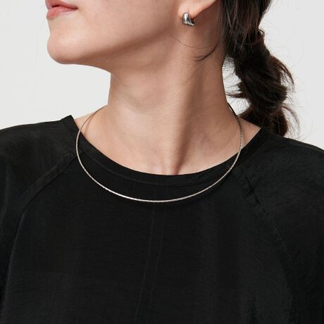 [^ԁF18336000018]@׃`F[ŏiɂ߂V[glbNXfUCؚȃ`F[Ƀ^bŇ򊴂͂̃lbNXBʏ̃`F[Ƃ͈قȂA|肪悤Ȍ`ƍׂłB`[J[̂悤ȕ͋CŐgɕtfUCȂA񌳂ƌAɕîۂ^܂BR[fBl[gV[I΂AJWAtF~jȑ܂ŕL킹Ă܂B莝̃ANZT[Ƃ̃C[h߂łByӎziɁu舵̒ӏvAu\v܂ꍇ́AgpOɕKmFBi摜́A̓p\RȂǂ̉{ɂAۂ̐FƈقȂČꍇ܂B炩߂Bi̐F̖ڈ́AiP̂̉摜QƂBX܂ւ₢킹̍ۂ́ASBEAUTY&YOUTHeX܂܂ŉL̕i/iԂ\tBiFBLN BY MTL SHINY CK iԁF18336000018