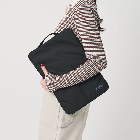 [^ԁF18464000009]WEBWJiJANSPORTX[uŃp\R[X}[gɁfUC15C`܂ł̃m[gp\R^ubg[鎖łX[uJANSPORToBNуCi[Ɏ{NbV̂Rp[ggtŁAJANSPORT̃obNpbNɂtBbg₷c^̃fUCɐ݌vĂ܂B㕔ɂnE[vŎoX[Yɂłdl|CgBJANSPORTiWX|[cj1967NAfCpbNAEghAMAobOIWiJpj[ƂāAAJ̃VAgŐ܂ꂽuhAJANSPORTBA`Ay݂ƎRAĂ琶܂VȔ͂ƂARƖ`ɖCtX^CĂAEghAobOuhƂĐȆ̐lɎxĂ܂ByӎzPČ݂fUCɂĂ͎[łȂꍇ܂̂ŁAwOɂ莝PC̃TCYmFBiɁu舵̒ӏvAu\v܂ꍇ́AgpOɕKmFBi摜́A̓p\RȂǂ̉{ɂAۂ̐FƈقȂČꍇ܂B炩߂Bi̐F̖ڈ́AiP̂̉摜QƂB₢킹̍ۂ́AiCebhA[Y@JX^}[T[rXfXN܂ŉL̕i/iԂ\tBiFby JANSP 15LAPTOP SLEEVE iԁF18464000009