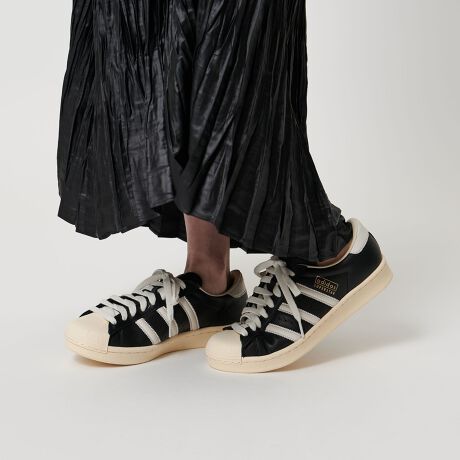 [^ԁF18314000044]adidas Originalsԃfre[WCNɃAbvf[guSUPERSTAR VINTAGEvoꁡfUCoXPbg{[V[YƂĒaANĂACRjbNȃVGbg͂̂܂܂ɁAґȃ^b`YfuSUPERSTAR VINTAGEiX[p[X^[re[WjvBV{ƂVFgD͎cȂAAbp[łȂACjOC\[ɃU[gpÂۂɎdグĂ܂BJWALC߂ȑ܂œ݁AfC[R[fBl[gɎ邾ŏ{̃X^CꑫłB[J[iԁEWHITEFJQ3254iCore White/Core Black/Cream WhitejEBLACKFJQ3255iCore Black/Core White/Cream Whitejadidas OriginalsiAfB_X IWiXj2001NɁAadidasadidas Originals𐳎ɐݗBOť`gtHCiTrefoiljSAadidas Originals̏ےƂčLFmĂ܂Bt@bVX^CdȂAXg[gEFAƂĂ̑݊BX|[cEFAuhƂĂ̓`؂ȂAɐVl񋟂Ă܂ByӎziɁu舵̒ӏvAu\v܂ꍇ́AgpOɕKmFBi摜́A̓p\RȂǂ̉{ɂAۂ̐FƈقȂČꍇ܂B炩߂Bi̐F̖ڈ́AiP̂̉摜QƂBV[Y̏dʂ́AV[Y{̂̂ݗ̏dʂƂȂ܂Bti͌vɊ܂܂܂BiɕsǂꍇAє̔j܂Ă܂B炩߂BX܂ւ₢킹̍ۂ́ASBEAUTY&YOUTHeX܂܂ŉL̕i/iԂ\tBiFSC*AD SUPERSTAR VTG iԁF18314000044