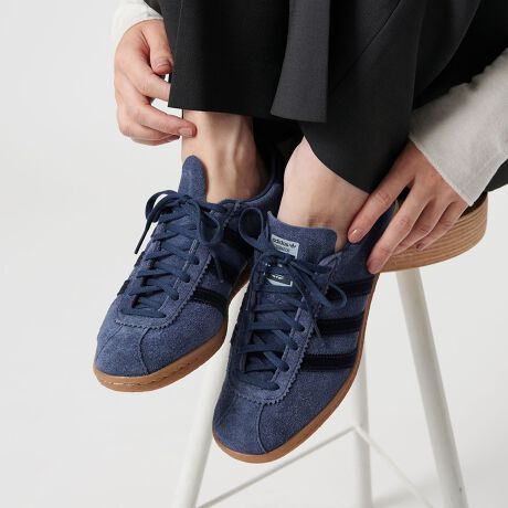 [^ԁF18314000032]adidas OriginalsNVbNȃfC[Xj[J[uTOBACCOvfUCƂVGbgɃg[J[VNȁuTOBACCOi^oRjvB炩ȃU[Abp[ɁASn̗ǂ郉CjOƃAEg\[łBCȂX^CɃtBbgAVvŐꂽꑫBJWAȑސlC̃JƁAVbNȈۂ̃lCr[2Fpӂ܂BfރAbp[FVRv[J[iԁEMOCAFJP9651iBrown Desert/Cardboard/GumjENAVYFJP9652iDark Blue/Night Indigo/Gumjadidas OriginalsiAfB_X IWiXj2002NɁAadidasadidas Originals𐳎ɐݗBOť`gtHCiTrefoiljSAadidas Originals̏ےƂčLFmĂ܂Bt@bVX^CdȂAXg[gEFAƂĂ̑݊BX|[cEFAuhƂĂ̓`؂ȂAɐVl񋟂Ă܂ByӎziɁu舵̒ӏvAu\v܂ꍇ́AgpOɕKmFBi摜́A̓p\RȂǂ̉{ɂAۂ̐FƈقȂČꍇ܂B炩߂Bi̐F̖ڈ́AiP̂̉摜QƂBV[Y̏dʂ́AV[Y{̂̂ݗ̏dʂƂȂ܂Bti͌vɊ܂܂܂BiɕsǂꍇAє̔j܂Ă܂B炩߂BX܂ւ₢킹̍ۂ́ASBEAUTY&YOUTHeX܂܂ŉL̕i/iԂ\tBiFSC AD*TOBACCO  iԁF18314000032