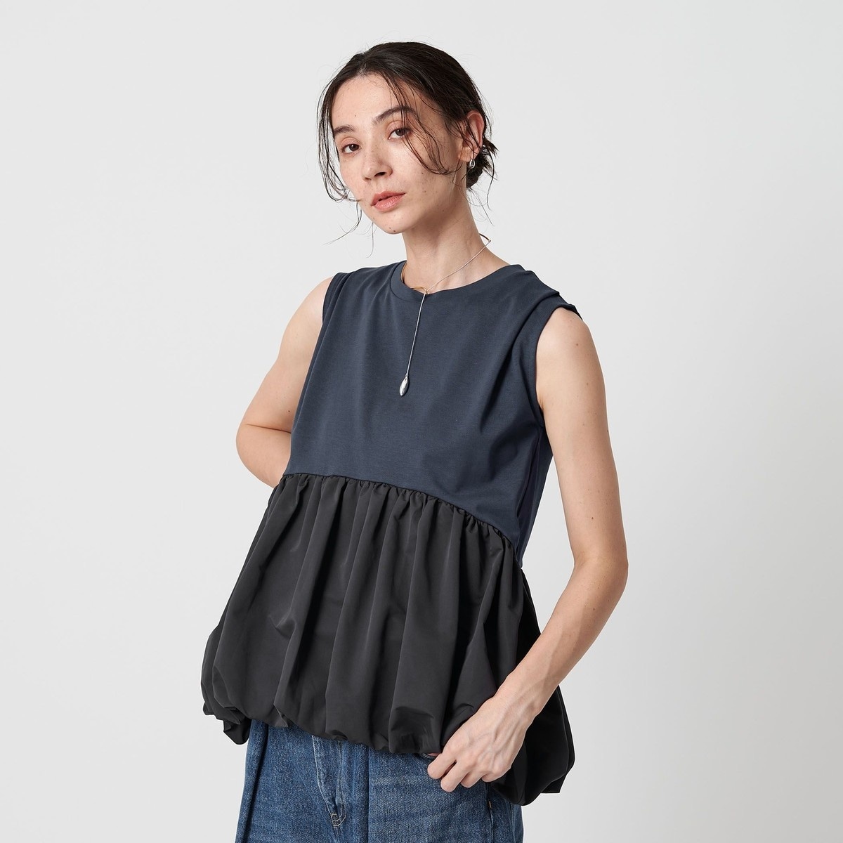 UNITED ARROWS フリルノースリーブ　ベストネイビー UNITED ARROWS フリルノースリーブ ベストネイビー