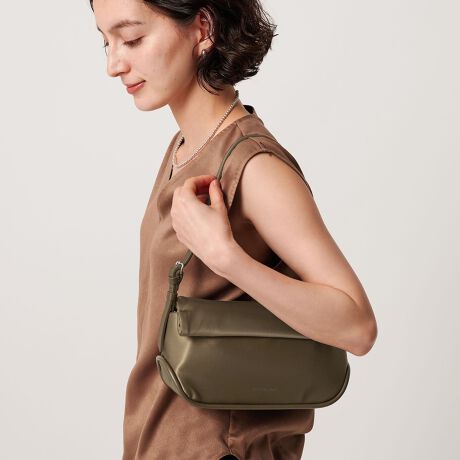 [^ԁF18325996778]~j}ȃbNXŃV[I΂Ɋ􂷂遃ADD CULUMNuROLLAvfUCV[gXgbvƃOXgbv2{tV_[obOBtbv[fUCƑ߂̃pCsOłB̂iCfނgpI[uƁAV[Y[h߂郌Ip[h2FpӁBR[fBl[gɍ킹ănhobOɂAȂȂߊ|ɕς2WAYŊy߂܂BfC[[Xɂ͂AV[ɑΉłg̗ǂ͂̈iłBfށEOLIVEFiCAvȆ1F|GXeAvȆ1́AIp[hłBADD CULUMNiAh JjǉƂӖADD CULUMNBR̊vAт͎gpȂobO𒆐SƂAt@bVWJuhBx[VbNƂ͕ՓIȂ̂łAGRAnCNIeB[Ax[VbNȂ̂񋟂Ă܂ByӎziɁu舵̒ӏvAu\v܂ꍇ́AgpOɕKmFBi摜́A̓p\RȂǂ̉{ɂAۂ̐FƈقȂČꍇ܂B炩߂Bi̐F̖ڈ́AiP̂̉摜QƂBX܂ւ₢킹̍ۂ́ASBEAUTY&YOUTHeX܂܂ŉL̕i/iԂ\tBiFBL ADD/C ROLLA S iԁF18325996778