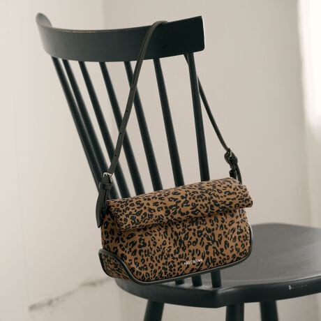 [^ԁF18325996778]~j}ȃbNXŃV[I΂Ɋ􂷂遃ADD CULUMNuROLLAvfUCV[gXgbvƃOXgbv2{tV_[obOBtbv[fUCƑ߂̃pCsOłB̂iCfނgpI[uƁAV[Y[h߂郌Ip[h2FpӁBR[fBl[gɍ킹ănhobOɂAȂȂߊ|ɕς2WAYŊy߂܂BfC[[Xɂ͂AV[ɑΉłg̗ǂ͂̈iłBfށEOLIVEFiCAvȆ1F|GXeAvȆ1́AIp[hłBADD CULUMNiAh JjǉƂӖADD CULUMNBR̊vAт͎gpȂobO𒆐SƂAt@bVWJuhBx[VbNƂ͕ՓIȂ̂łAGRAnCNIeB[Ax[VbNȂ̂񋟂Ă܂ByӎziɁu舵̒ӏvAu\v܂ꍇ́AgpOɕKmFBi摜́A̓p\RȂǂ̉{ɂAۂ̐FƈقȂČꍇ܂B炩߂Bi̐F̖ڈ́AiP̂̉摜QƂBX܂ւ₢킹̍ۂ́ASBEAUTY&YOUTHeX܂܂ŉL̕i/iԂ\tBiFBL ADD/C ROLLA S iԁF18325996778